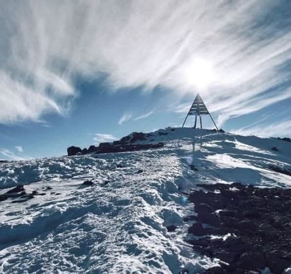 The final snowy ridge leading up to the Toubkal summit marker